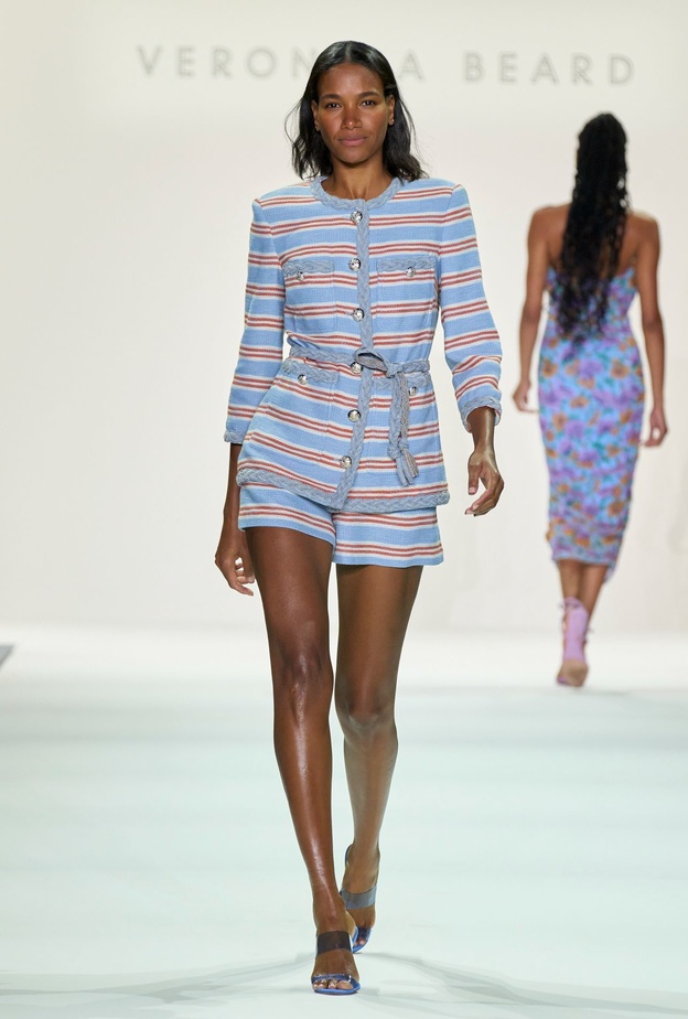 الشورت يحل مكان السراويل في تصاميم البدلة الرسمية لربيع وصيف 2023