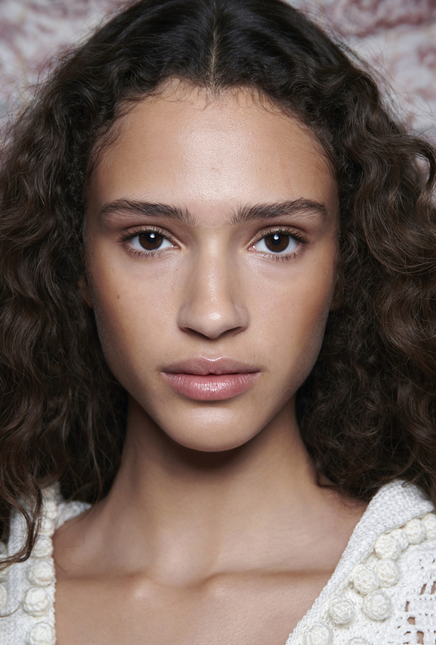 الجفاف والتشققات المزعجة حول الشفاه وحيل لإخفائها بالمكياج