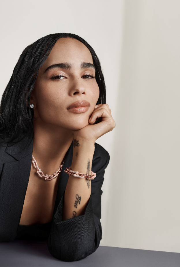 Tiffany & Co. تطلق حملة "إنها تيفاني" بمشاركة زوي كرافيتز وجيمين من فرقة بي تي إس وجال جادوت
