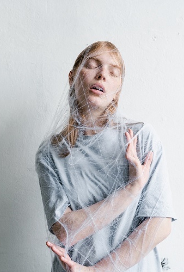 اضطراب القلق الإجتماعي لدى المرأة.. اليكِ أسبابه وكيفية معالجته