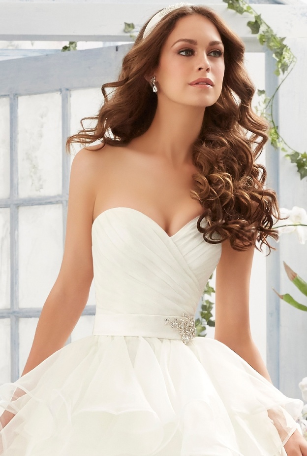 أفكار رائعة بزينة البروش لحفلات الزفاف راقية وأنيقة