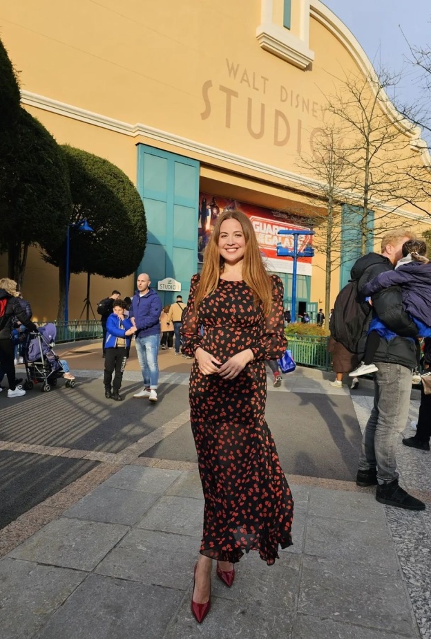 النجمات في ديزني لاند 