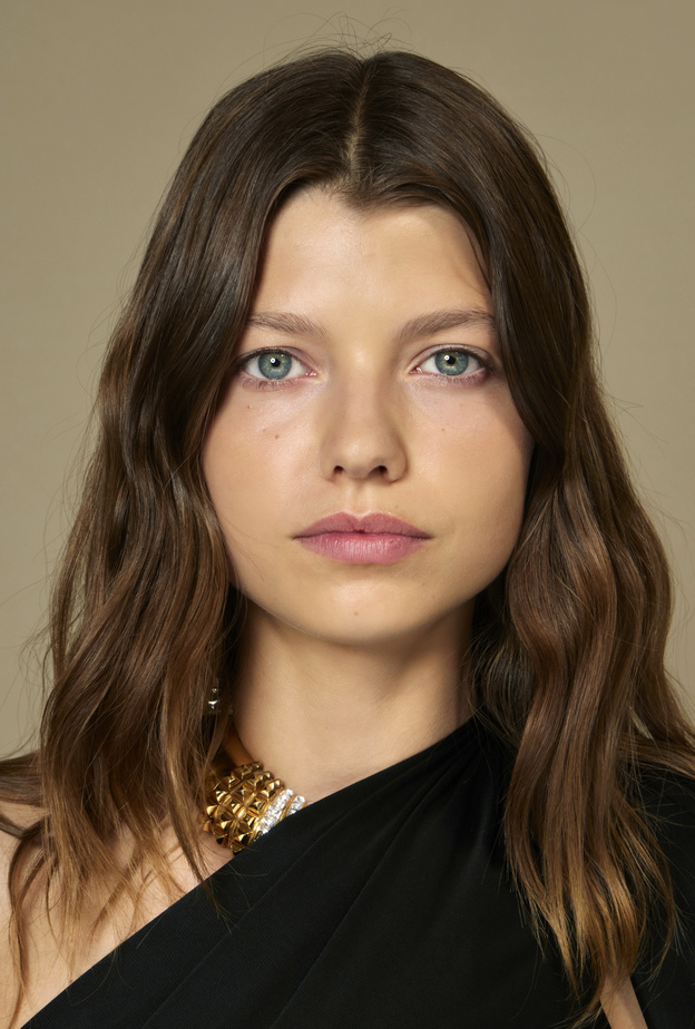 صيحات جمالية مشرقة تناسب اطلالاتك خلال السفر