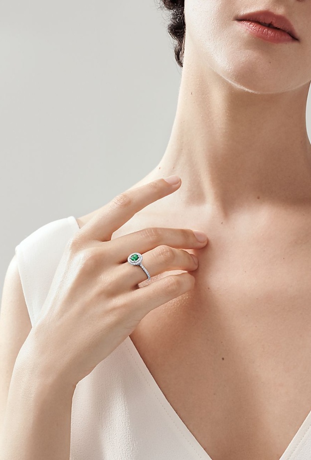 أروع موديلات خواتم خطوبة بحجر الزمرد لعروس مايو