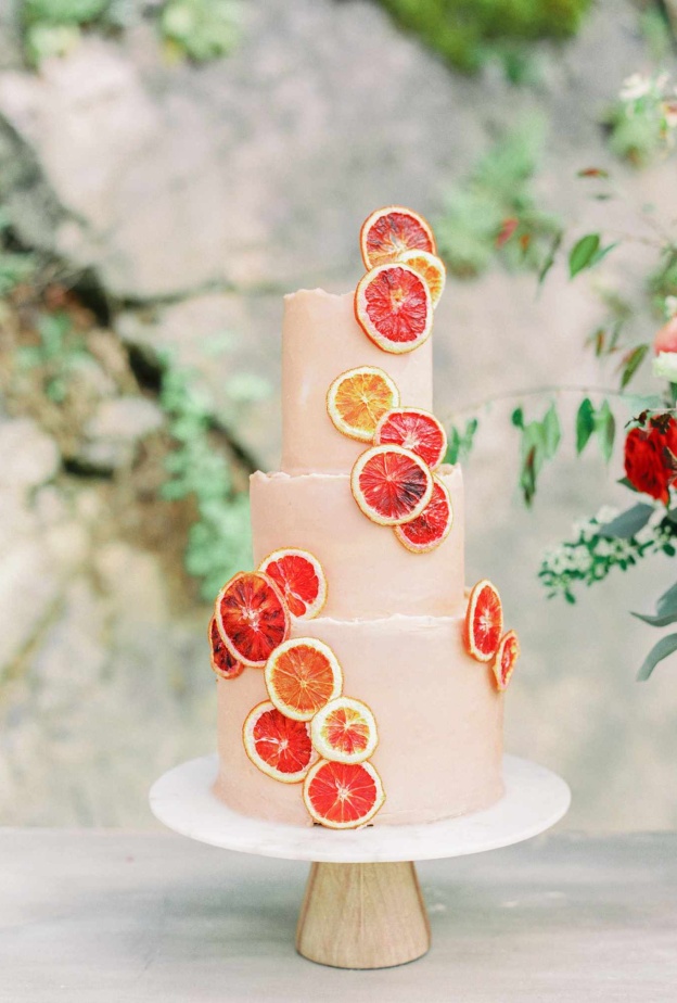 أفكار رائعة لكعكات الزفاف المزينة بالفواكه