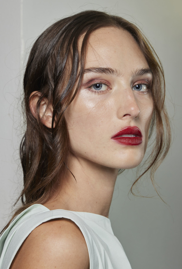 نصائح لتطبيق أحمر الشفاه المخملي مع الكونتور في صيف 2023