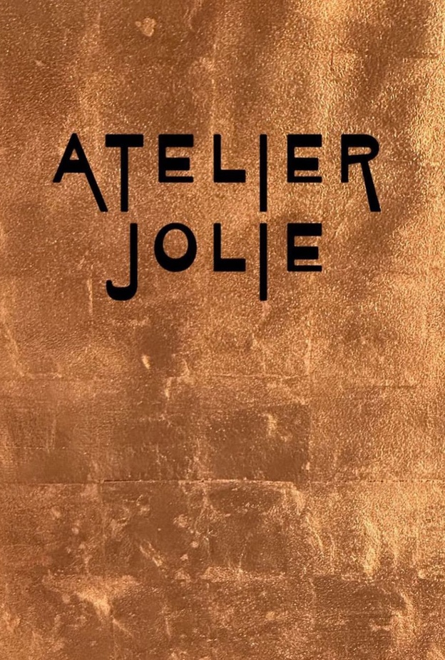 9 نجوم حققوا نجاحًا باهرًا في الفن والموضة... أنجيليا جولي أحدث المنضمّين إلى اللائحة