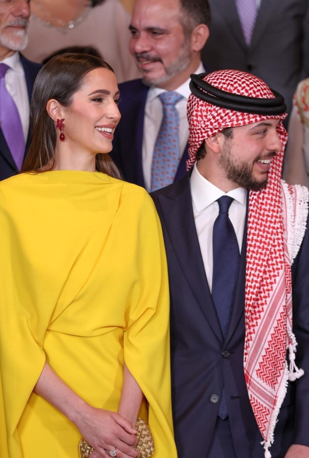 ما الذي يميّز إطلالات الأمير الحسين والآنسة رجوة؟