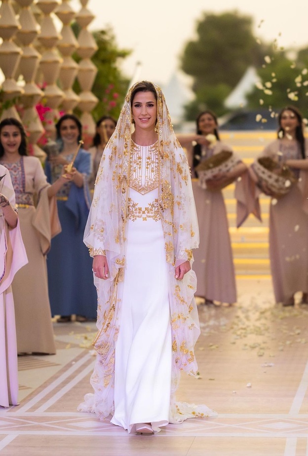 إطلالة العروس رجوة ناعمة وبسيطة