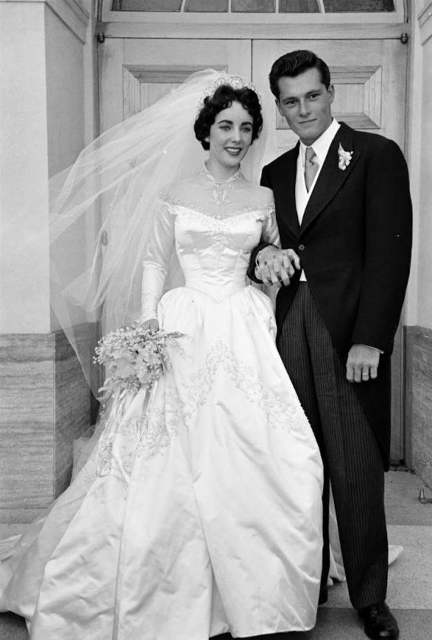 إطلالة حفل زفاف إليزابيث تايلور على كونراد نيكي هيلتون Conrad Nicky Hilton، 6 مايو 1950