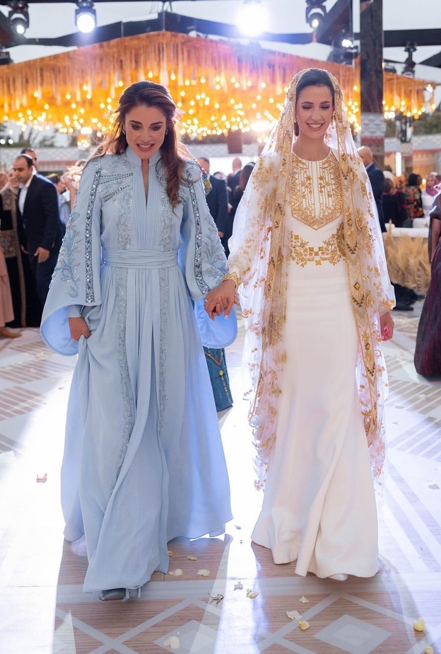 تفاصيل فستان الملكة رانيا الفخم 