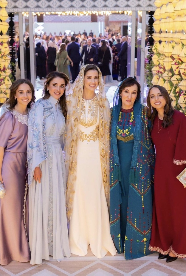 اطلالات حفل الحناء انستقرام@rajwa.al.saif