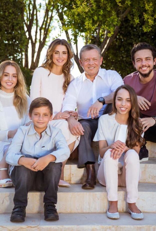 الأمير حسين مع عائلته