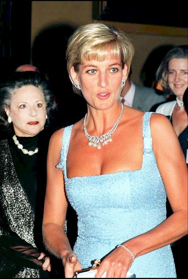 الأميرة ديانا ترتدي قلادة Swan Lake Suite عام 1997