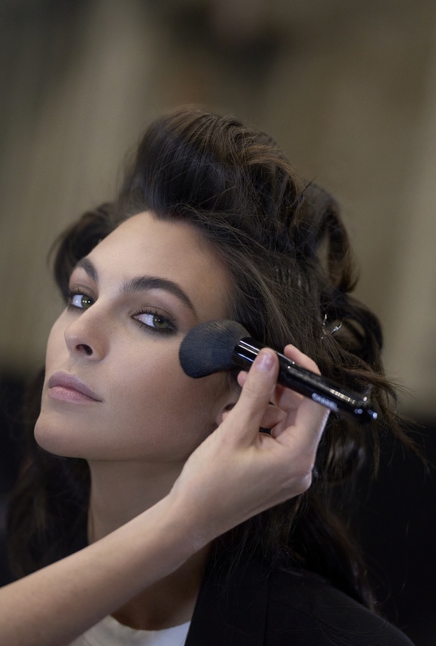 كواليس عرض شانيل كروز 2024.. مكياج مشرق ومستحضرات جديدة