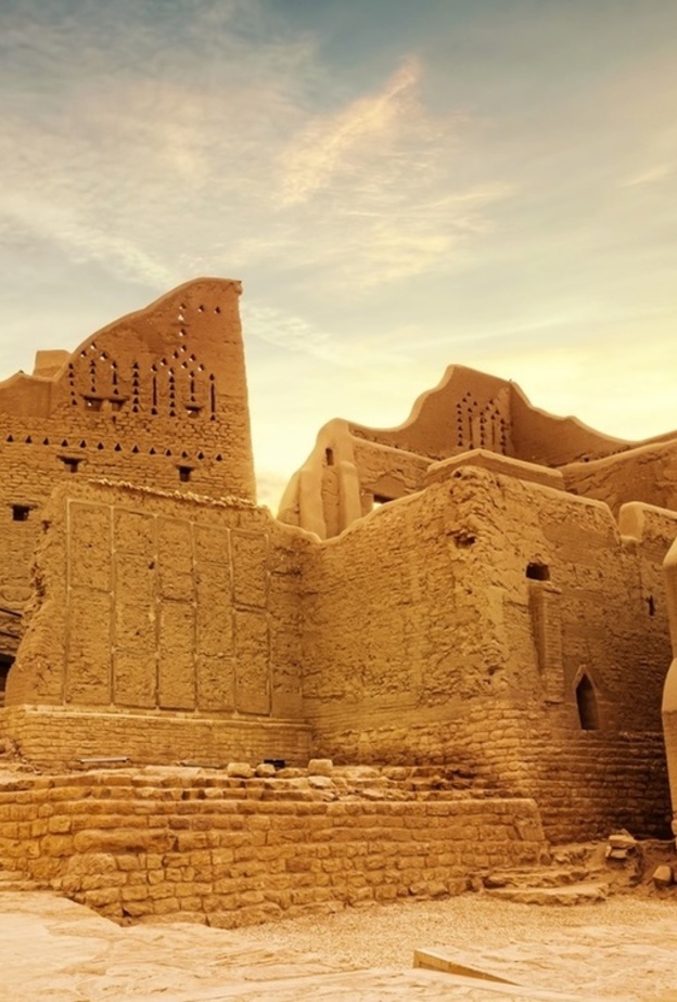 تصاميم مستوحاة من تراث الدرعية بتوقيع مصمم الأزياء السعودي عبدالرحمن الرميزان