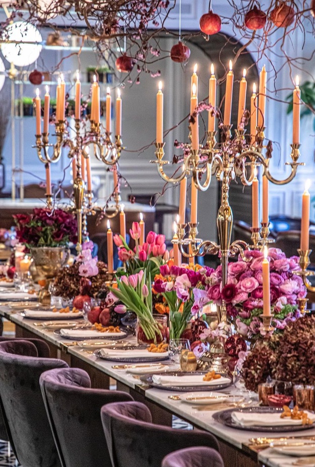 الشمعدان يزين طاولات الزفاف