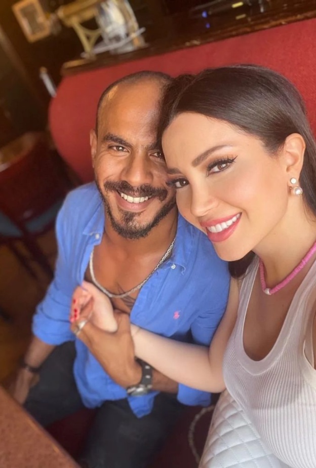 الصورة التي نشرها ادهم شرقاوي له مع زوجته عبر انستغرام