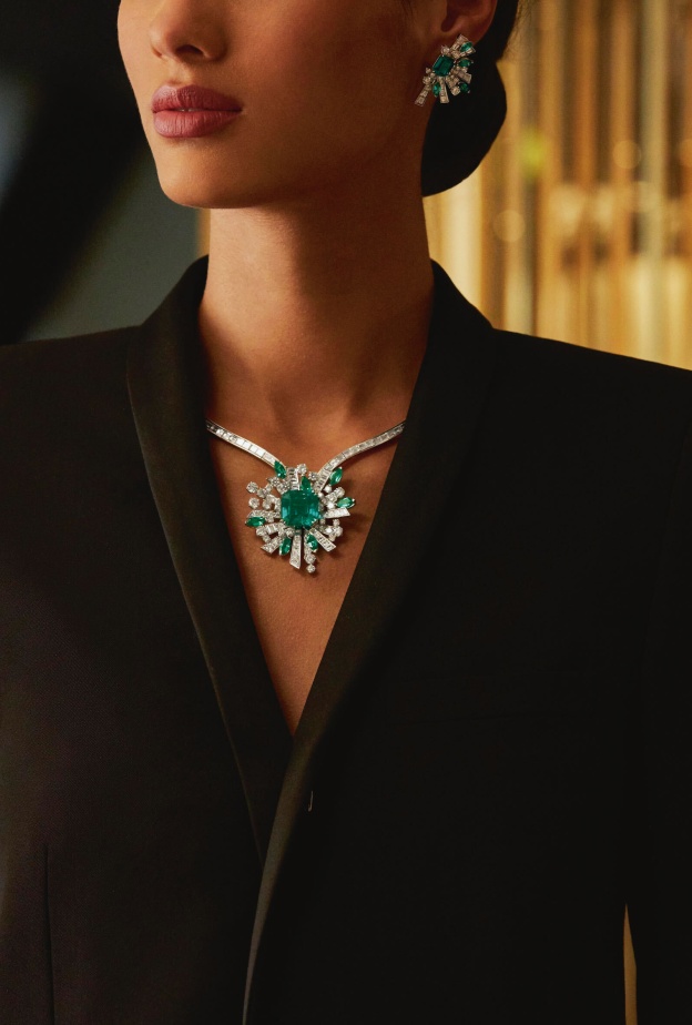 أقراط ذهب فخمة مع الزمرد