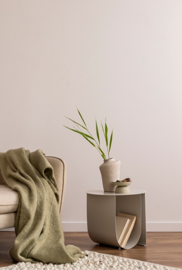 طاولة الـend table أم الجانبية.. 4 اختلافات رئيسية للمساعدة على الاختيار بينهما