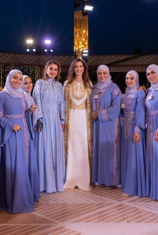 العروس رجوة مع خبيرات الحناء في الحفل