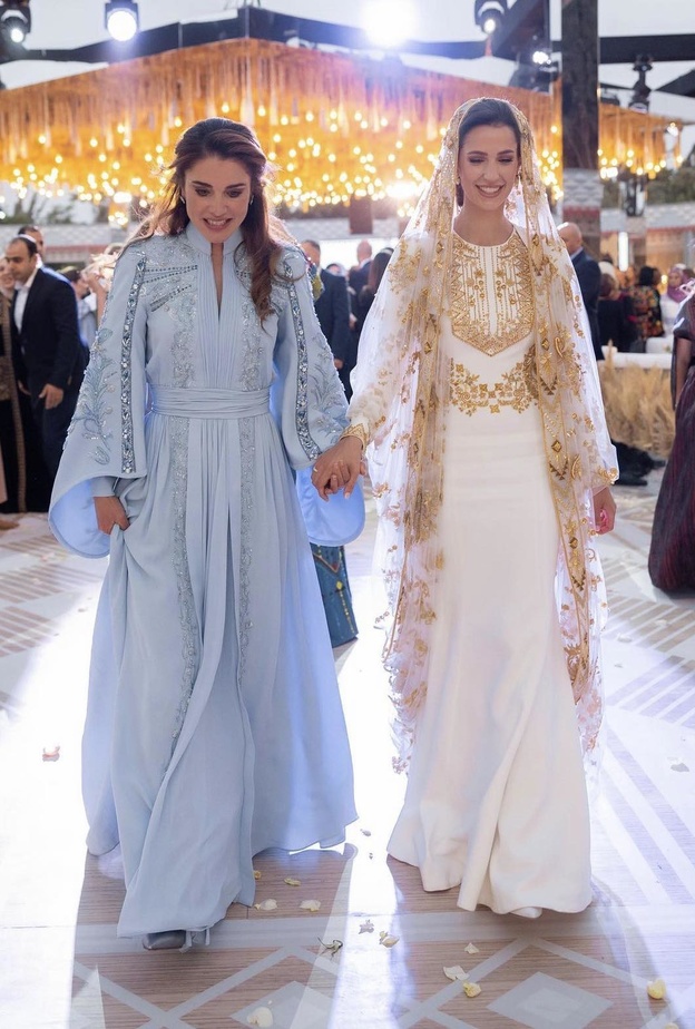 اناقة ملفتة للملكة رانيا مع رجوة