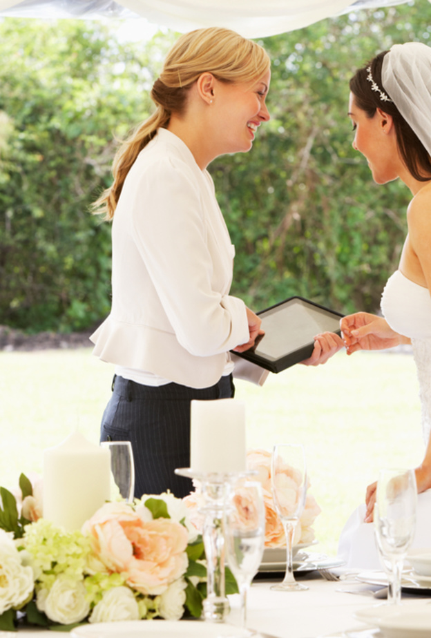 بعض الاسئلة والاستفسارات ستخولك معرفة أفضل منسق حفل زفافك لك