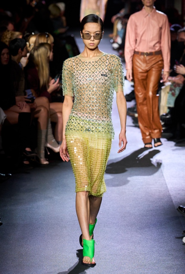 7 مجموعات برزت فيها ملابس شفافة خلال عروض ربيع وصيف 2023