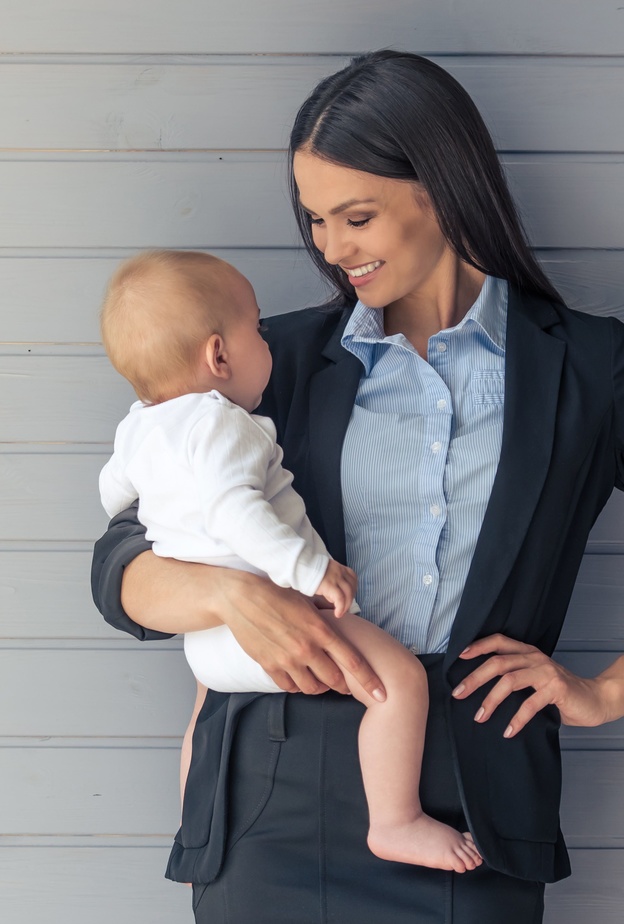 تحقيق التوازن بين العمل والأسرة مسؤولية مشتركة بين الأم العاملة ومؤسسات الدولة باعتبارها عضواً مؤثراً في تنمية المجتمع