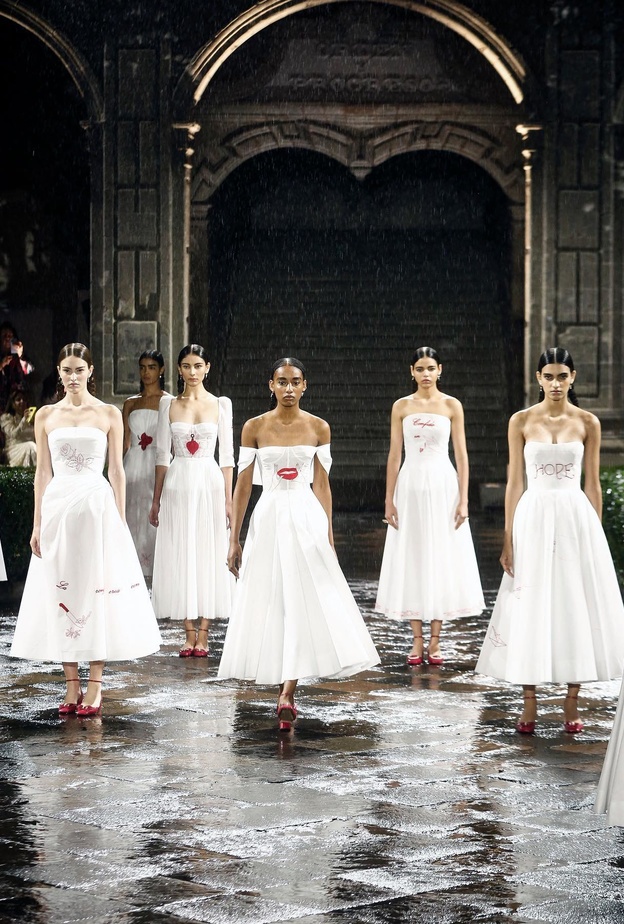 تصاميم باللون الابيض من ديور 2024@dior