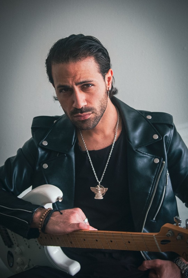 الفنان جوني إيشو في جلسة تصوير حصرية لـ "هي": "هدفي هو بناء إرث موسيقي يعبر عبر الأجيال"