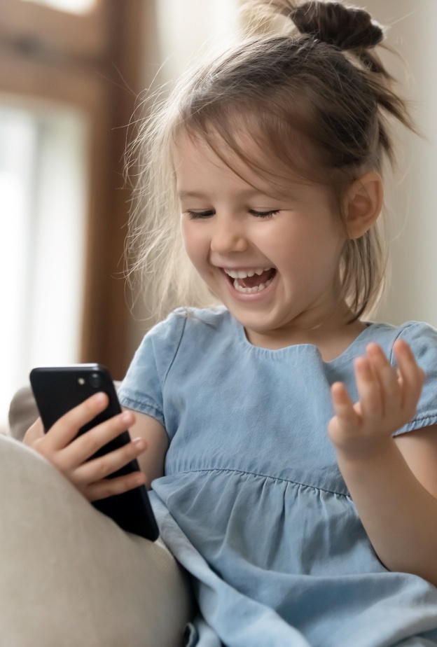 تعلق الطفل بشاشة الموبايل له مخاطر عديدة ولكن من الخطر أيضاً منعه منه بشكل مفاجئ