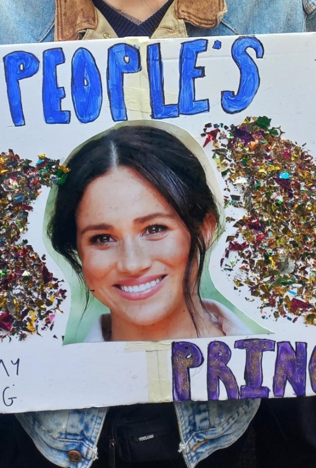 جماهير ترفع صور ميغان ماركل في احتفالات التتويج