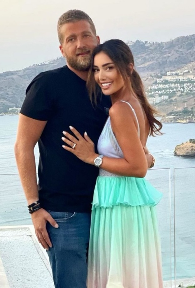 جيسيكا عازار في بودروم خلال شهر العسل