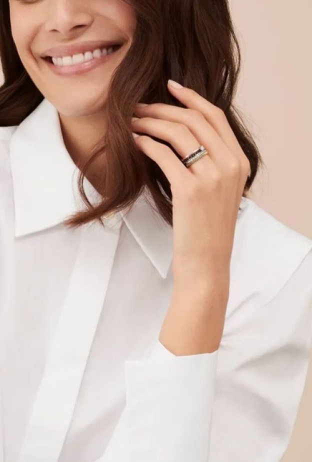 خاتم خطوبة من مجموعة Quatre Classique لبوشرون وهو مرصع بالألماس الأبيض 