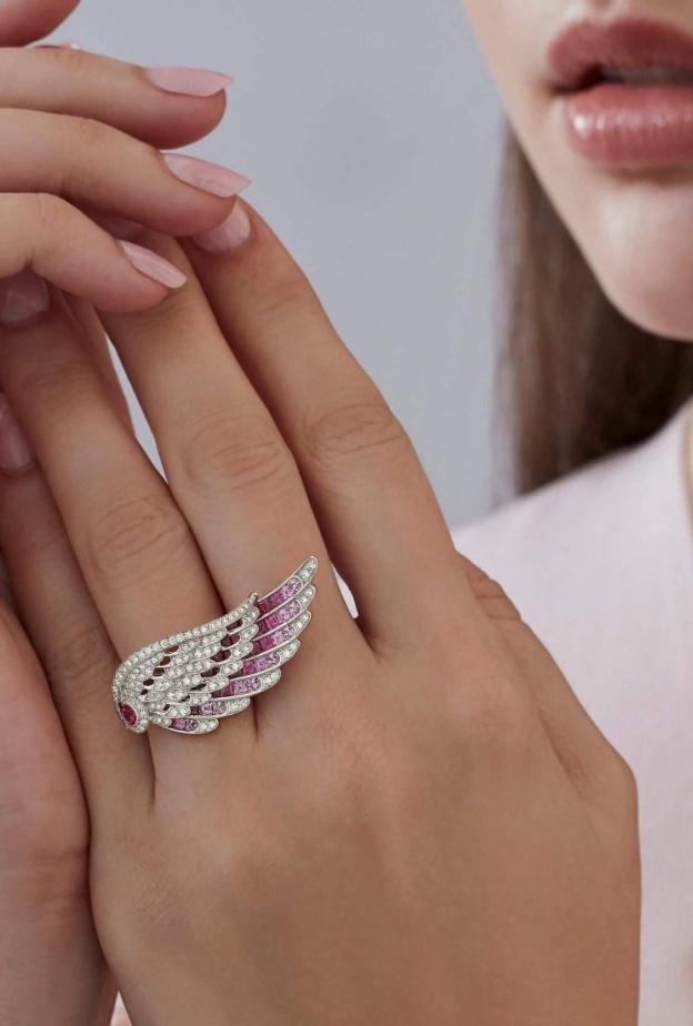 خاتم مرصع بالألماس والروبي والياقوت الوردي من مجموعة Wings Embrace من غرارد Garrard