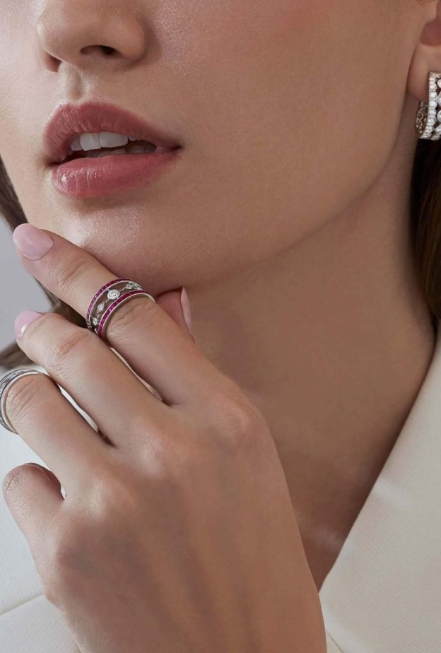 خاتم من مجموعة Albemarle وهو مرصع بالروبي والألماس الأبيض ويحمل توقيع غرارد Garrard