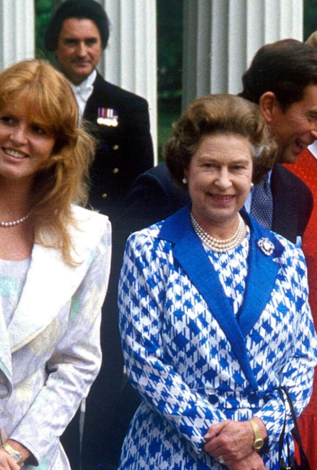 سارة دوقة يورك الملكة إليزابيث الثانية كانت أم لي أكثر من والدتي الحقيقية