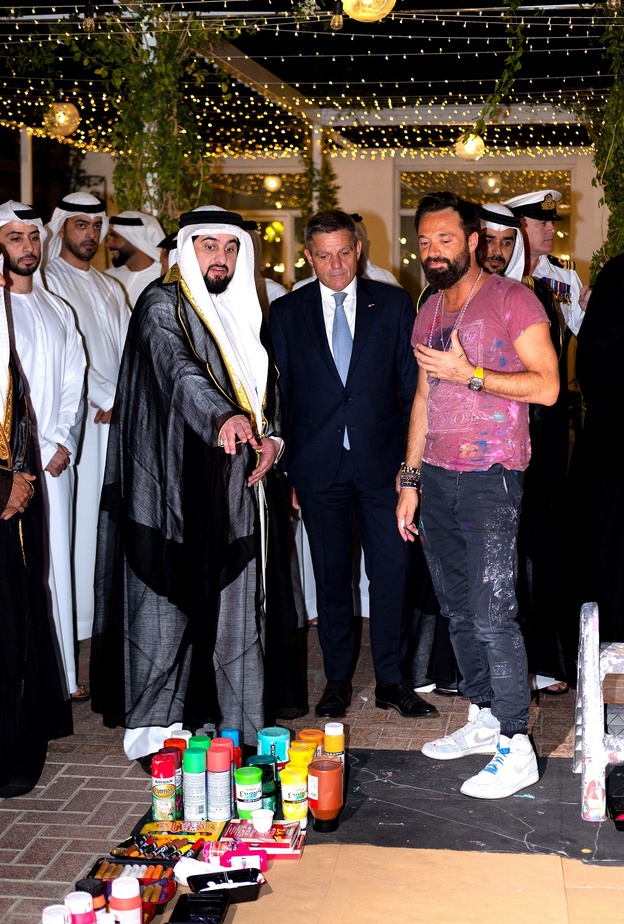 التاج البريطاني يكلّف ساشا جافري برسم لوحة "تتويج الملك تشارلز" كهدية خاصة إلى دبي