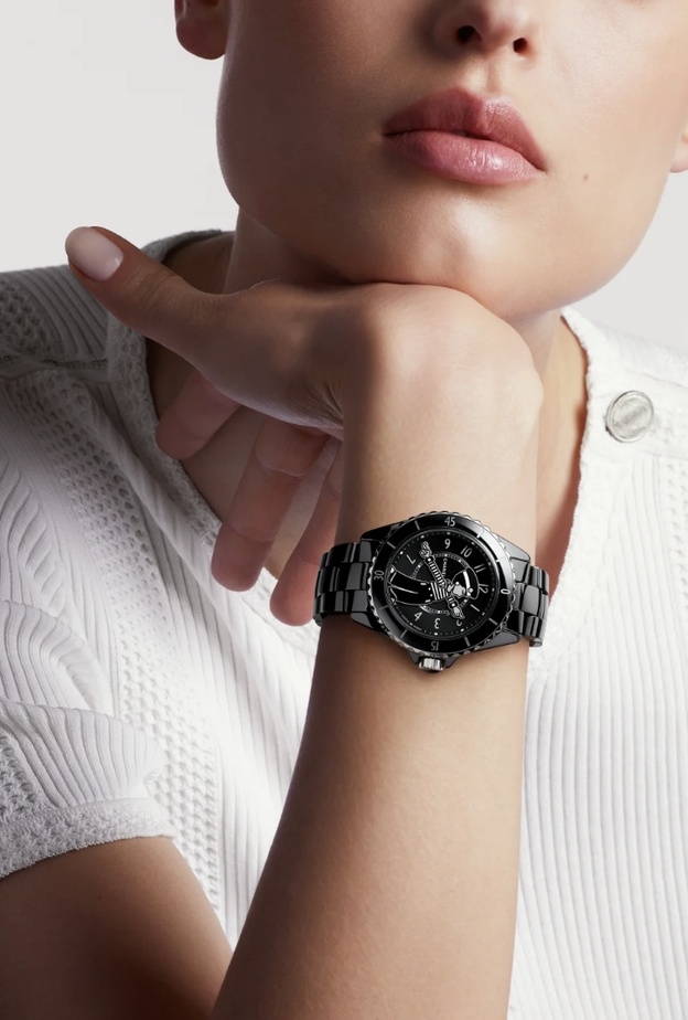 ساعات نسائية فخمة تحمل إطارًا أسود لإطلالاتك اليومية