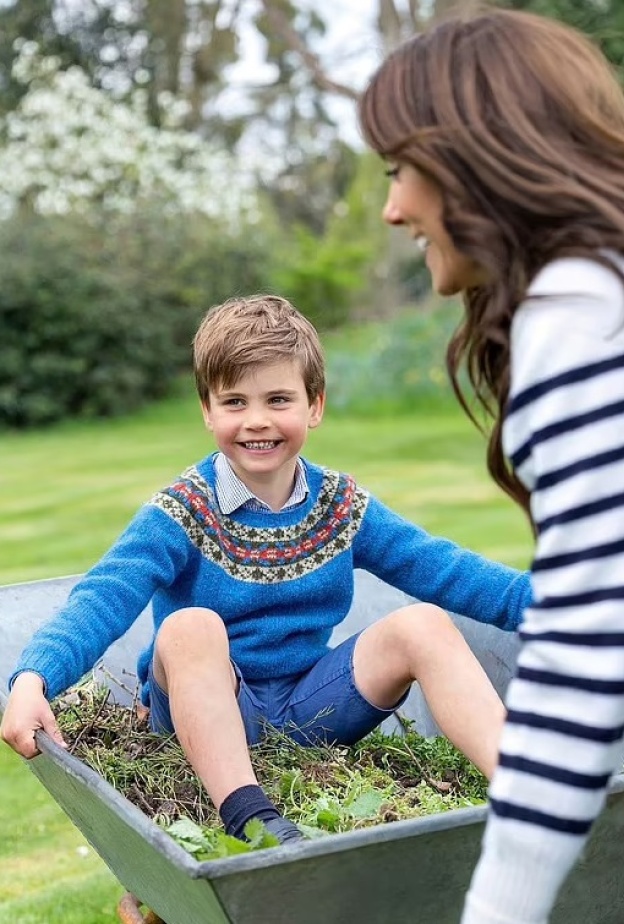 شركة تعيد تصنيع واحدة من ستراتها القديمة بسبب صورة الأمير لويس في عيد ميلاده