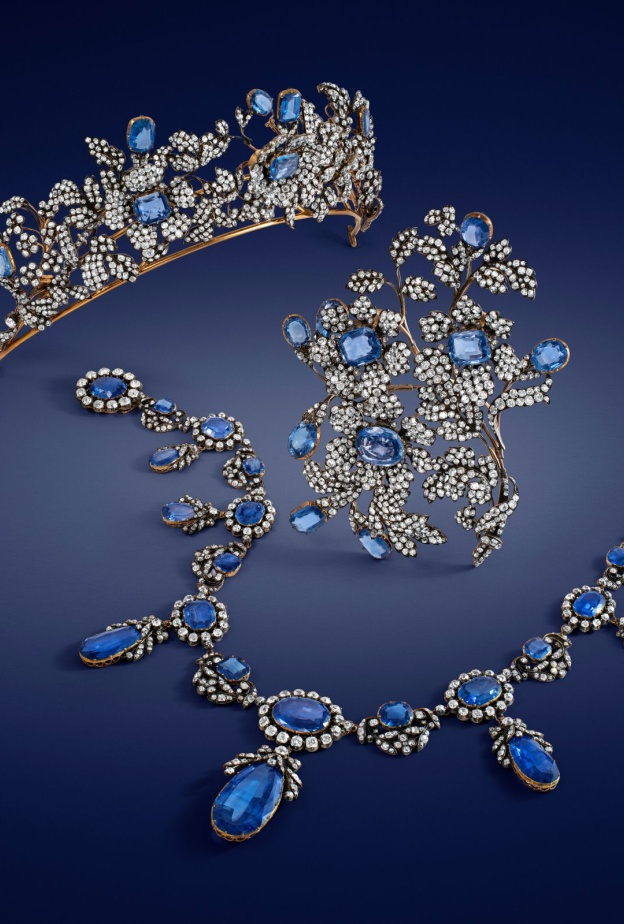 طقم مجوهرات تاريخي يعود الى مارغريت أميرة الأوراخ وفورتمبرغ في القرن التاسع عشر