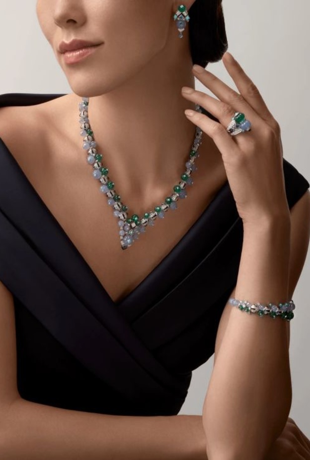 طقم Sixième Sens من كارتييه Cartier وهو مرصع بالفيروز والزمرد والياقوت والجزع 