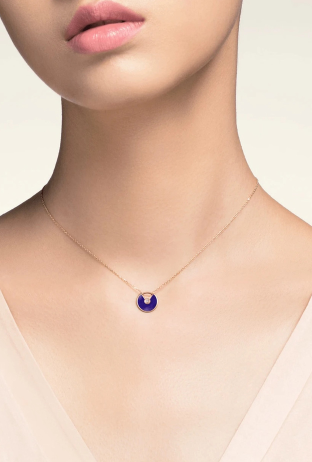 عقد Amulette de Cartier المرصع باللازورد من كارتييه Cartier