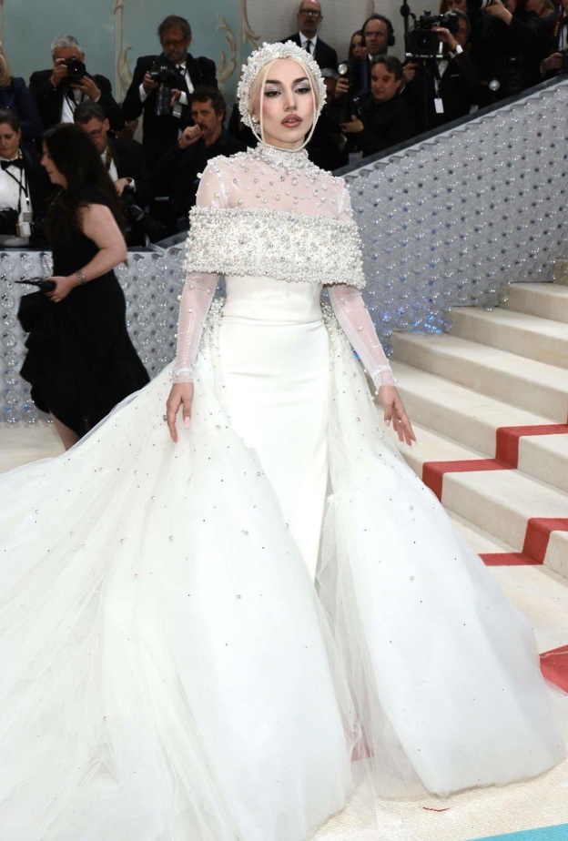 للعروس العصرية أجمل فساتين بيضاء مستوحاة من النجمات في حفل Met Gala