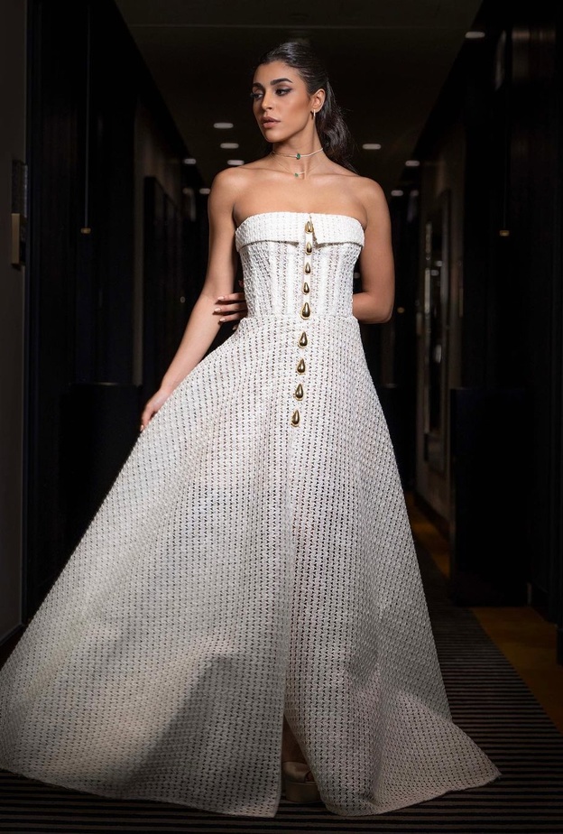 إطلالات لافتة وعصرية لملكة جمال لبنان ياسمينا زيتون في الرياض