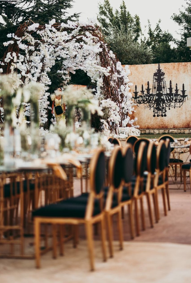 كراسي بالذهبي والأسود لعبير دهام