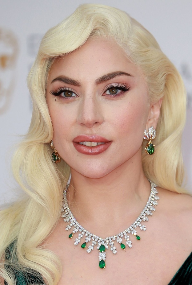 ليدي غاغا متألقة بمجوهرات الماس والزمرد الكلاسيكية من تيفاني أند كو Tiffany & Co