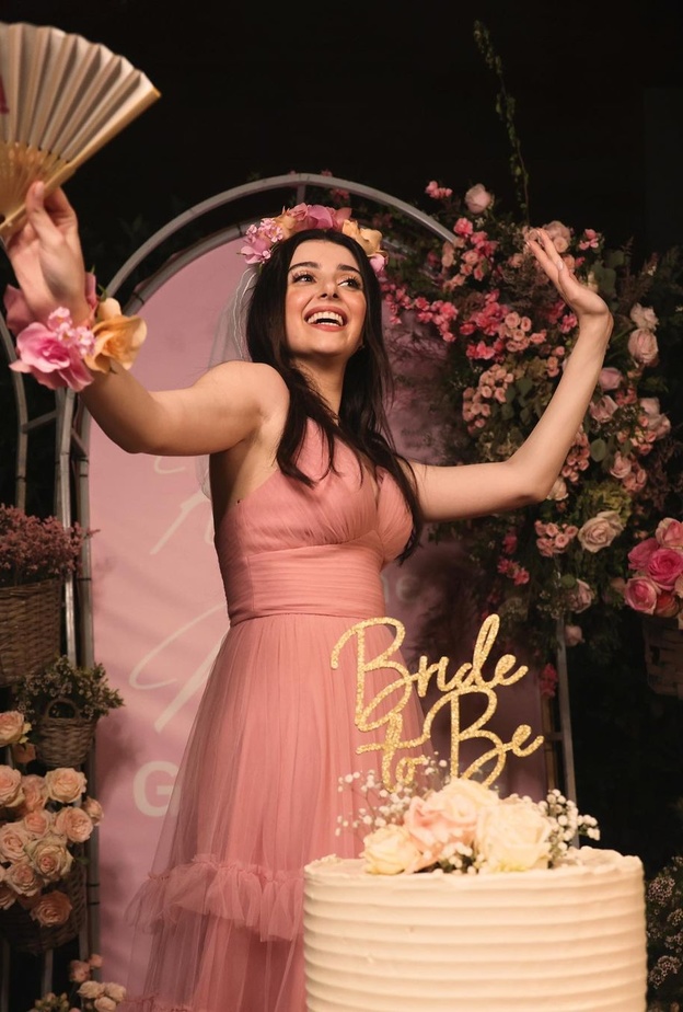 ماريتا الحلاني تودع عزوبيتها بإطلالة حالمة وأجواء وردية فخمة قبيل زفافها