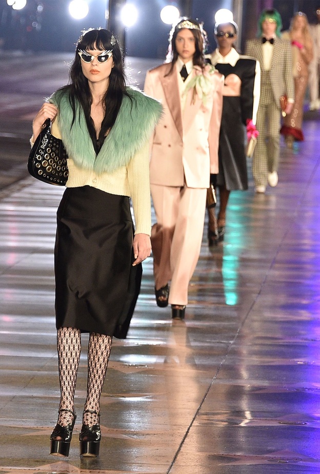 شانيل، فيرساتشي، لويس فويتون وغيرها... مجموعات استثنائية للصيف تأخذنا برحلات حول العالم